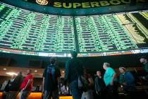 Los apostadores hacen cola en el Westgate Sportsbook mientras que las apuestas paralelas del Su ...