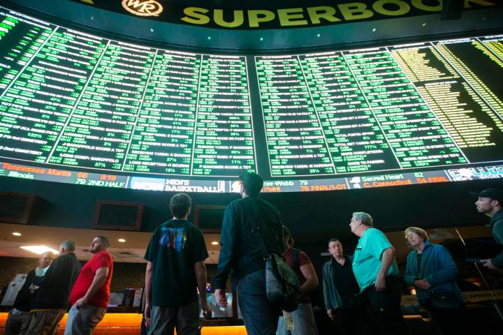 Los apostadores hacen cola en el Westgate Sportsbook mientras que las apuestas paralelas del Su ...