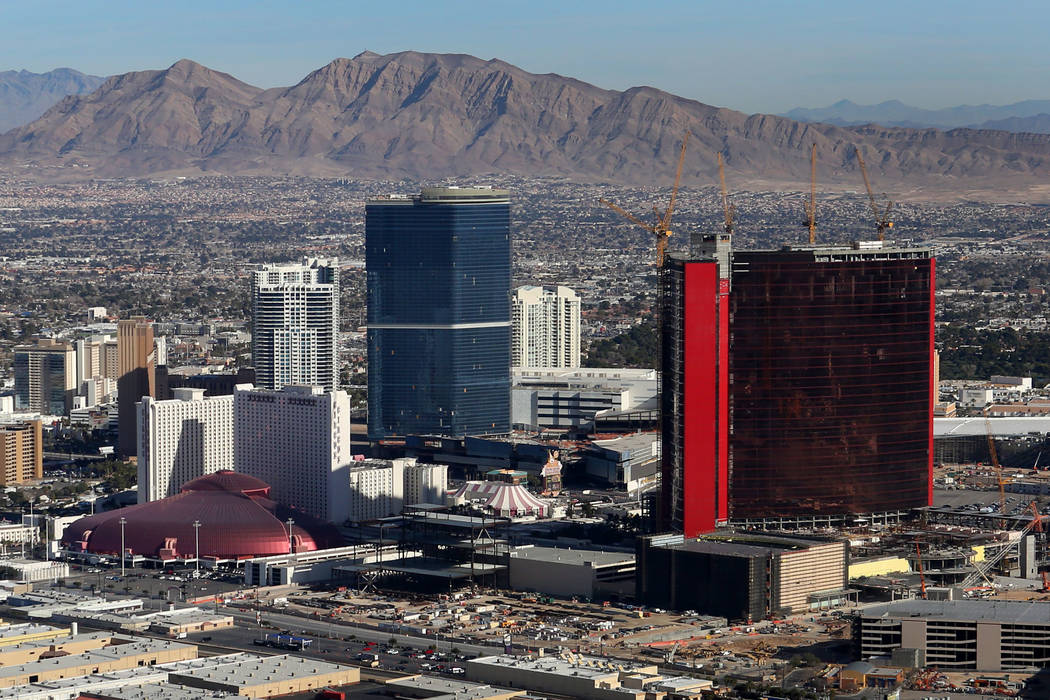 Una vista aérea del Drew Las Vegas, centro, y Resorts World Las Vegas, a la derecha, desde el ...