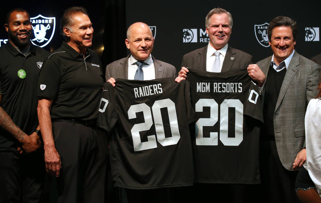 Los grandes de los Raiders, Darren McFadden, de izquierda a derecha, Jim Plunkett, el president ...