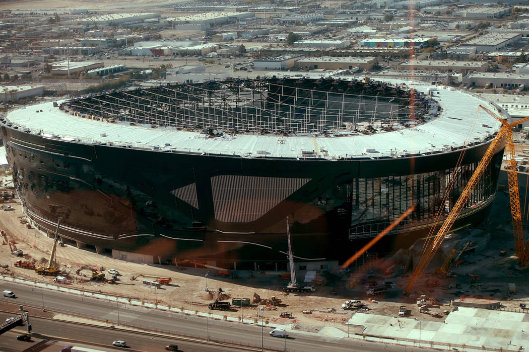 Estadio Allegiant, hogar de los Raiders de Las Vegas, visto desde el restaurante Rivea en Delan ...