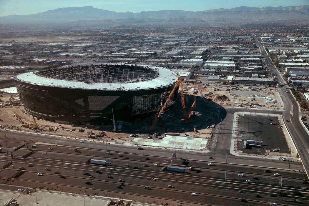 Estadio Allegiant, hogar de los Raiders de Las Vegas, visto desde el restaurante Rivea en Delan ...