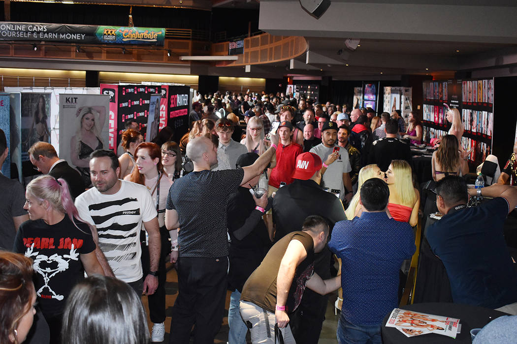 Miles de personas se dieron cita en la Expo del Entretenimiento para Adultos AVN 2020 en Las Ve ...
