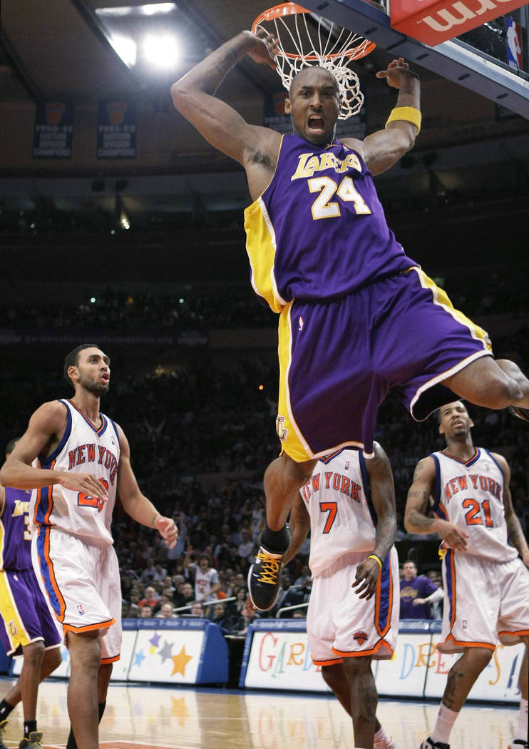 En esta foto de archivo del 2 de febrero de 2009, el guardia de los Lakers de Los Ángeles, Kob ...