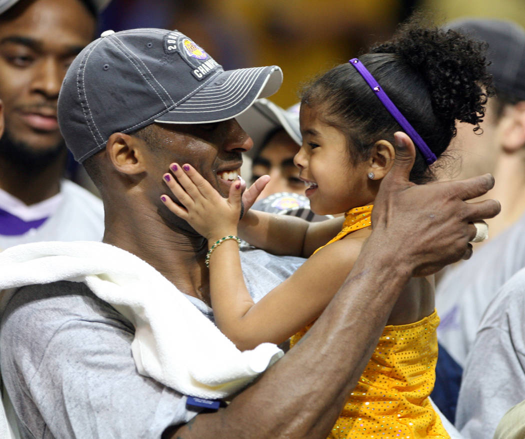 En esta foto del 14 de junio de 2009, el guardia de los Lakers de Los Ángeles, Kobe Bryant, ce ...