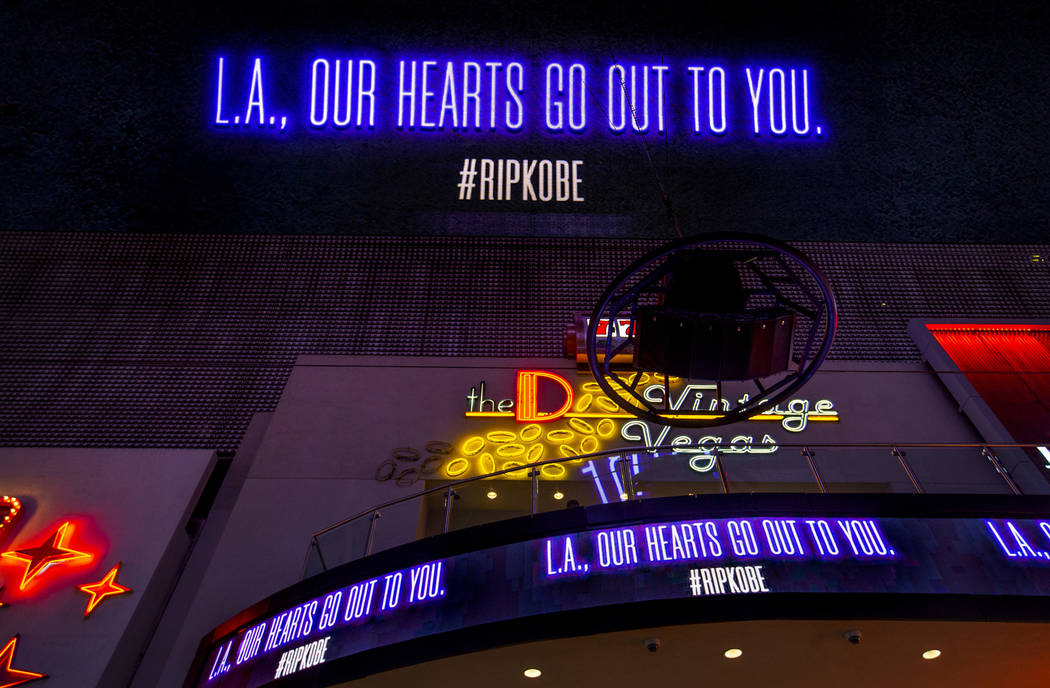 The D Las Vegas y Fremont Street Experience dan su pésame a Los Ángeles con un monumento en m ...