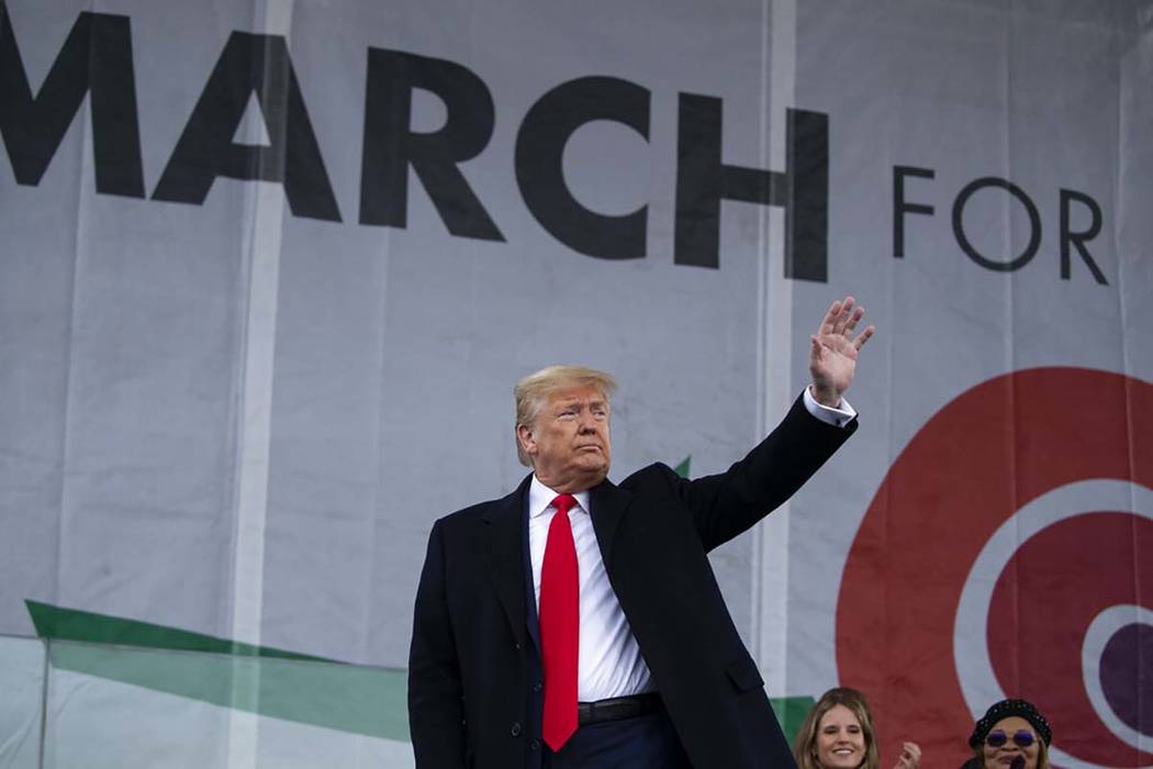 El presidente Donald Trump saluda después de hablar durante la manifestación anual "Marcha po ...