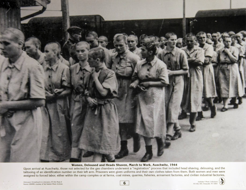 Foto histórica de Jackdaw Photo Collections de mujeres, marchando para ir a trabajar en la pri ...