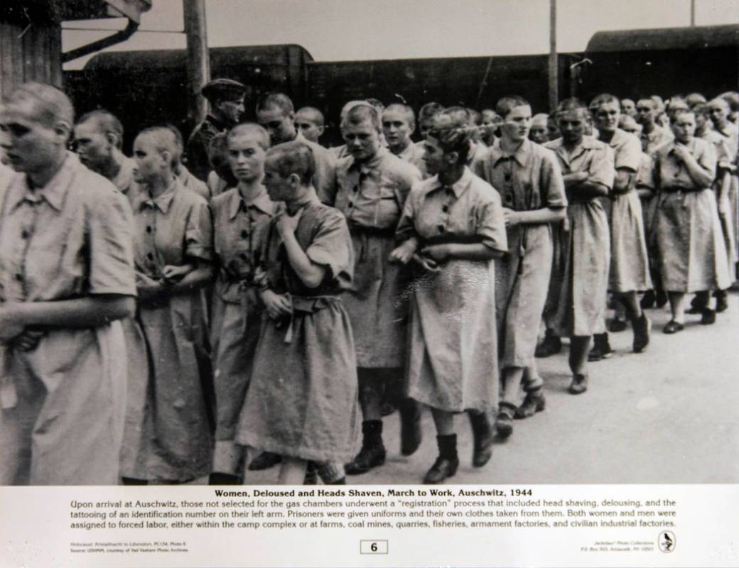 Foto histórica de Jackdaw Photo Collections de mujeres, marchando para ir a trabajar en la pri ...