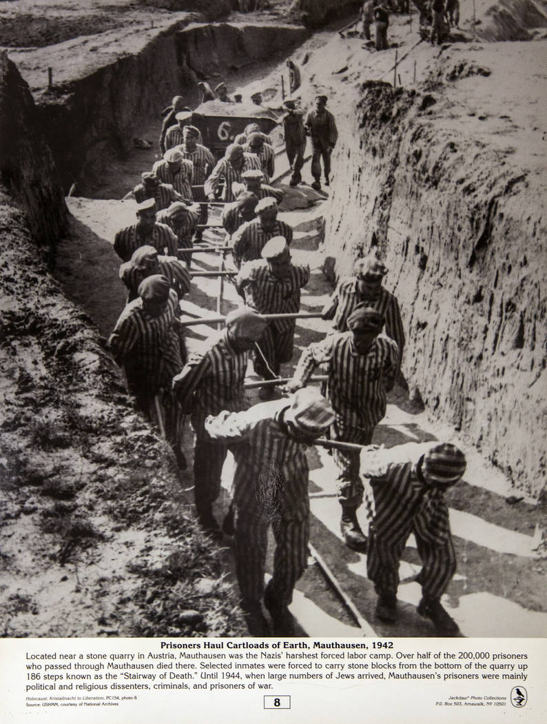 La foto histórica de Jackdaw Photo Collections mientras los prisioneros acarrean carretillas d ...