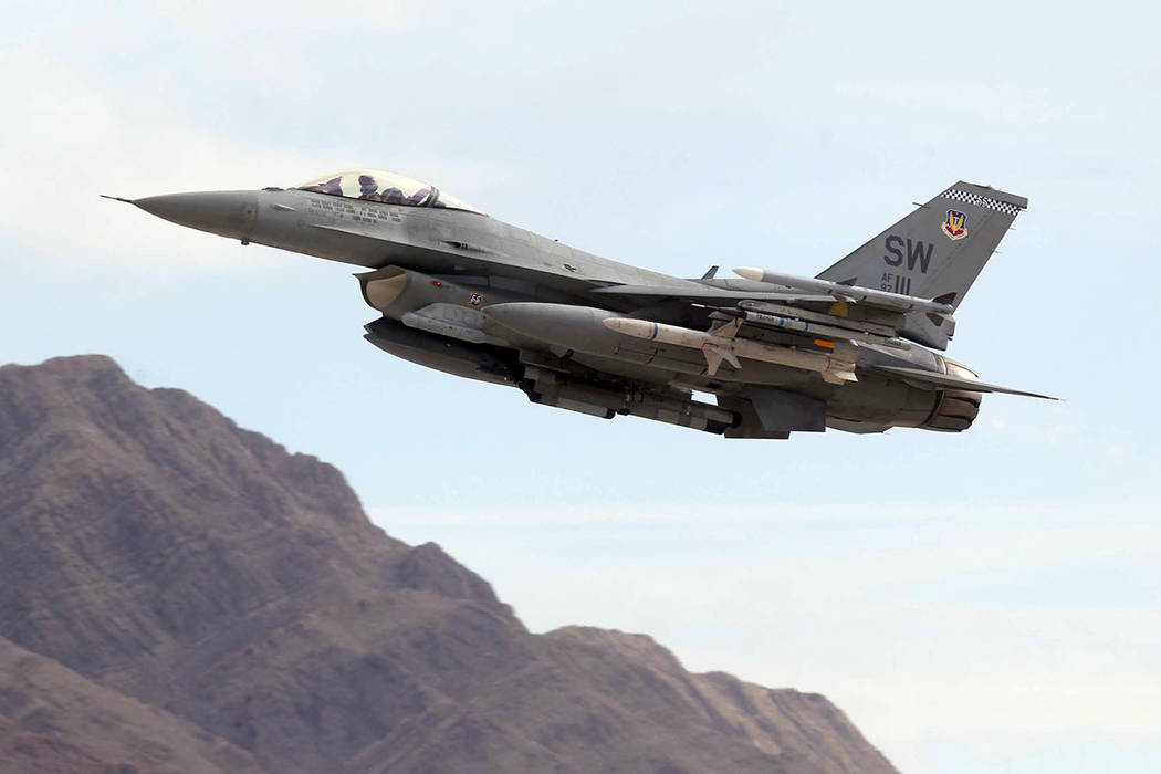 Un F-16 despega de la Base de la Fuerza Aérea Nellis en Las Vegas en 2018. (K.M. Cannon - Las ...