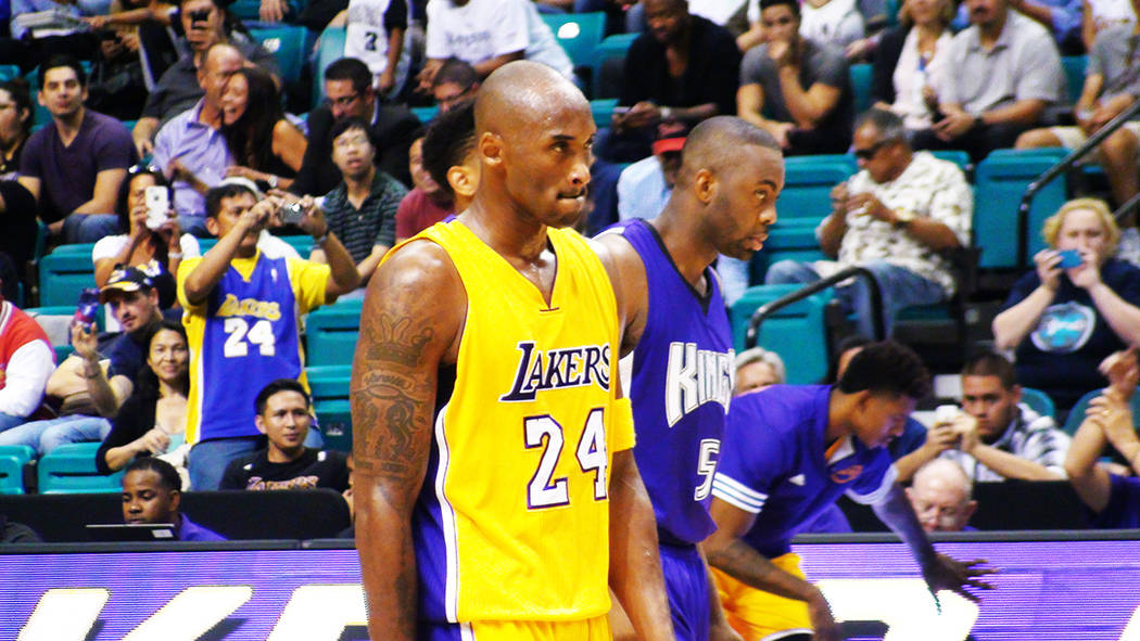Archivo.- Kobe Bryant se mostró concentrado y alentando a su equipo para intentar obtener el r ...