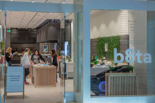 Los empleados de b8ta exhiben sus nuevos productos en su nueva ubicación en Forum Shops en el ...