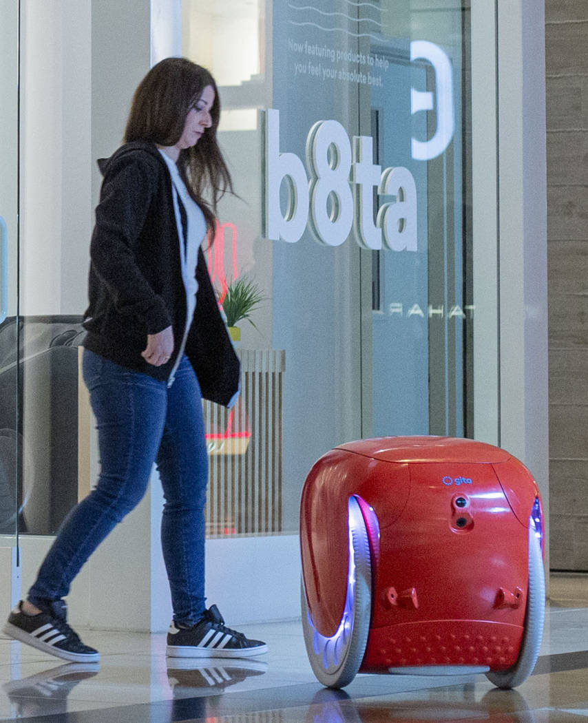 El robot gita, un portador de manos libres, se ve fuera del recientemente inaugurado escaparate ...