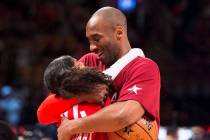 En esta foto de archivo del 14 de febrero de 2016, Kobe Bryant (24) de Los Angeles Lakers abraz ...