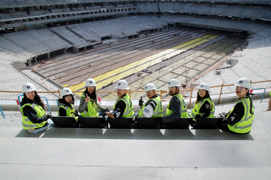 Esta imagen proporcionada por los Raiders de Las Vegas muestra los primeros seis asientos insta ...