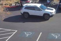 La policía de Las Vegas publicó fotos de vigilancia de dos vehículos usados en recientes rob ...