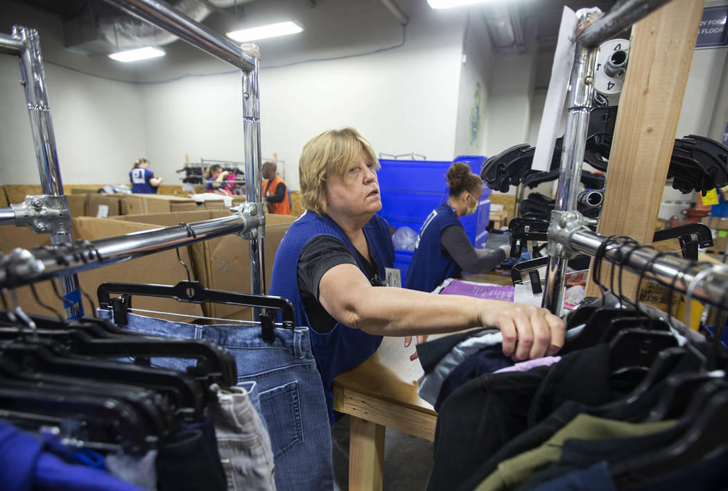 Linda Muth, a la izquierda, acomoda la ropa donada a Goodwill del Sur de Nevada el miércoles, ...