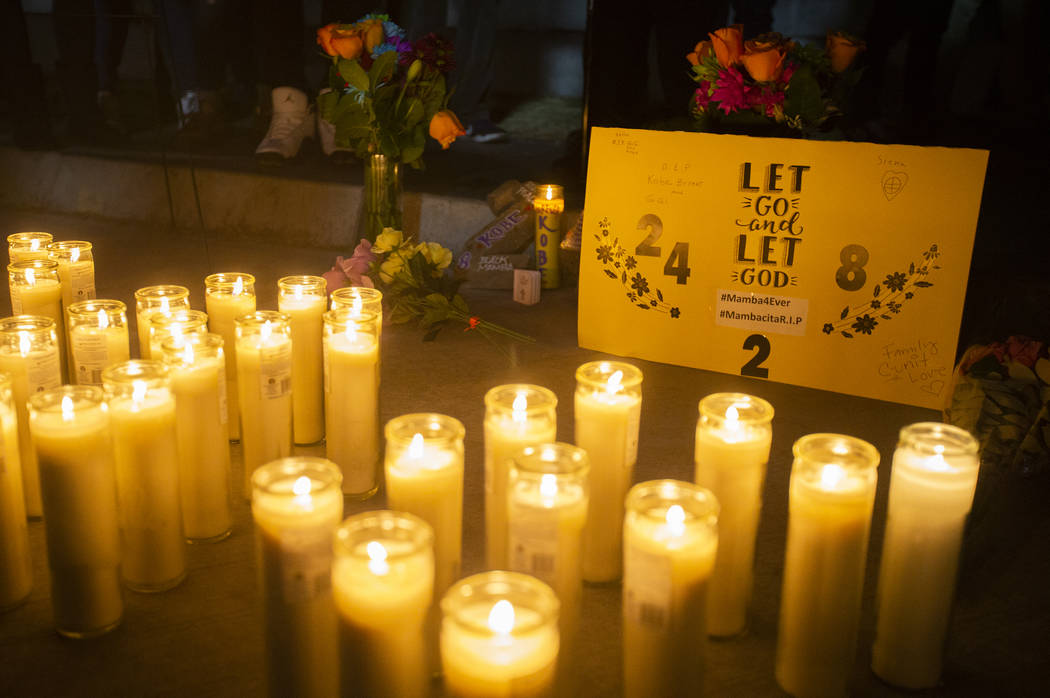 Velas y flores en un velorio para Kobe Bryant y su hija Gianna, que murieron en un accidente de ...