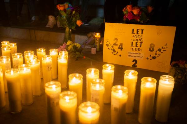 Velas y flores en un velorio para Kobe Bryant y su hija Gianna, que murieron en un accidente de ...