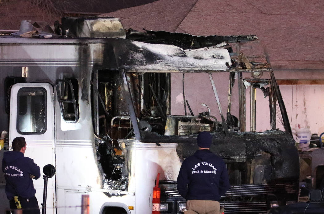 Bomberos de Las Vegas en la escena de un incendio fatal en un vehículo recreativo estacionado ...