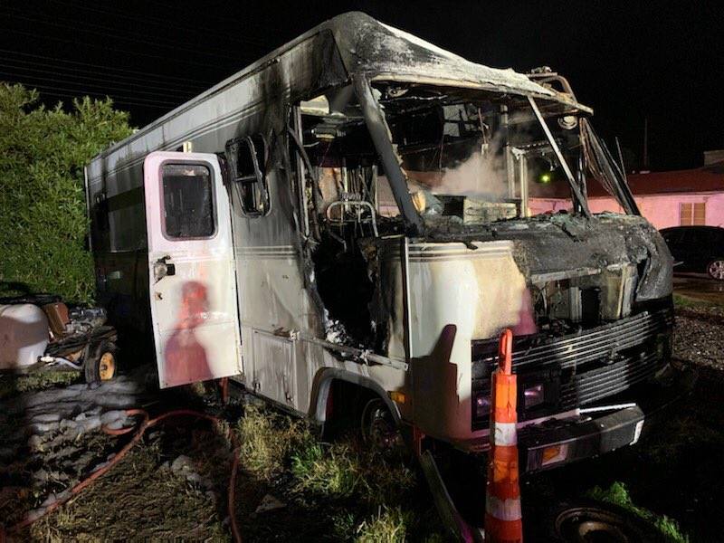 Bomberos de Las Vegas en la escena de un incendio fatal en un vehículo recreativo estacionado ...