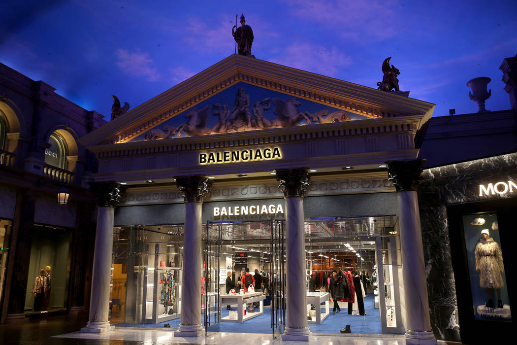 La tienda Balenciaga dentro de Forum Shops en Caesars Las Vegas el lunes, 27 de enero de 2020. ...