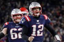 El mariscal de campo de los New England Patriots, Tom Brady, reacciona después de correr yarda ...