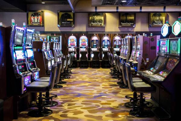 Máquinas tragamonedas y mesas de juego vacías en el Hard Rock Hotel de Las Vegas, el lunes, 3 ...