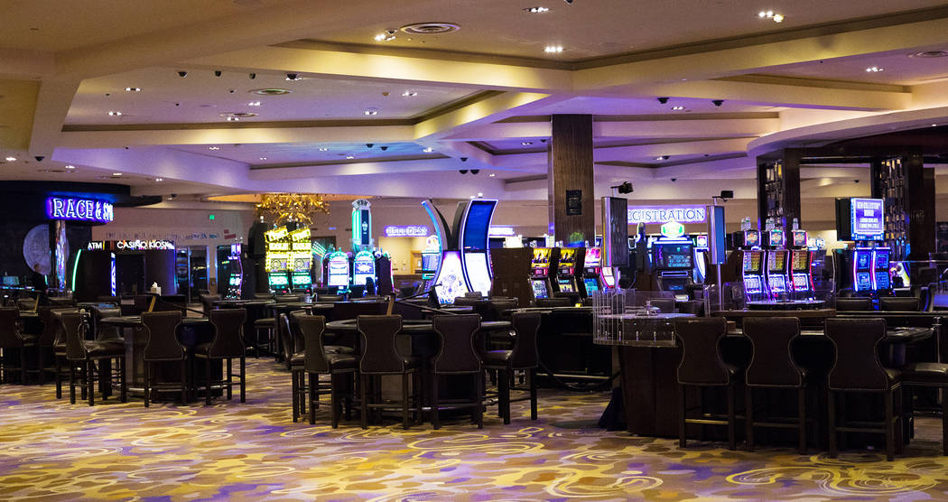 Máquinas tragamonedas y mesas de juego vacías en el Hard Rock Hotel de Las Vegas, el lunes, 3 ...
