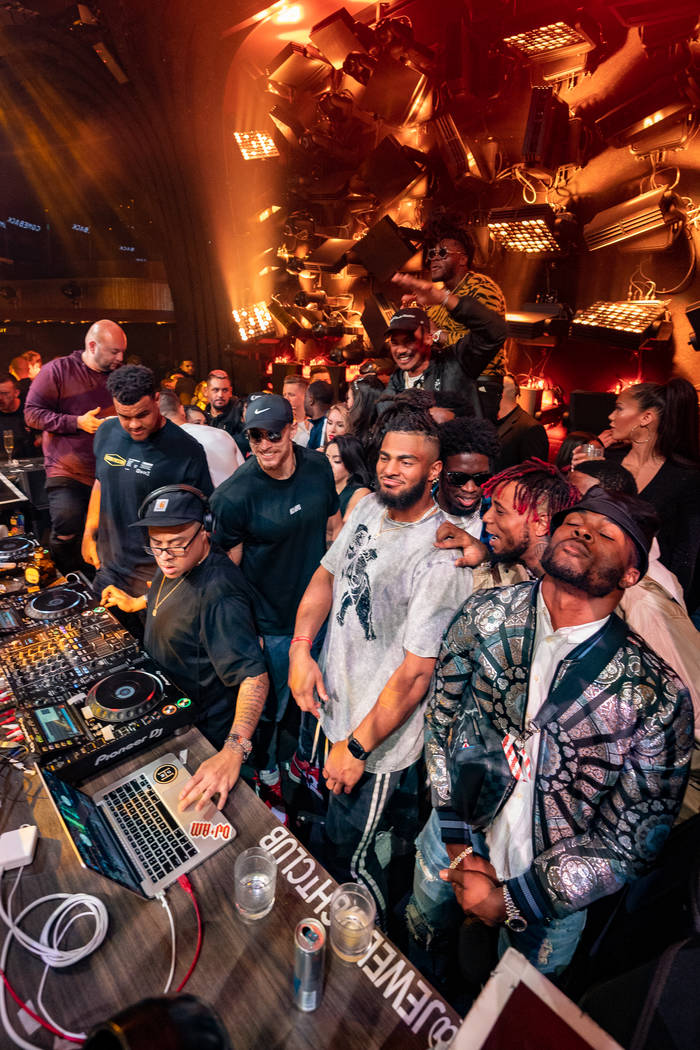 Miembros de los San Francisco 49ers en la cabina del DJ en Jewel Nightclub el lunes, 3 de febre ...