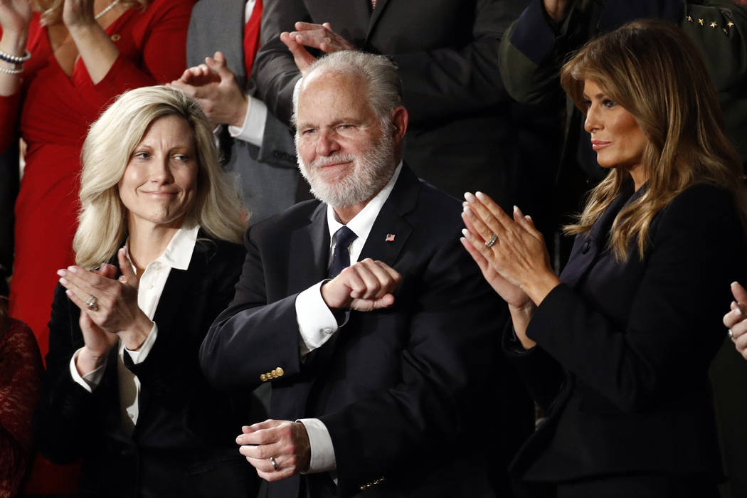 Rush Linbaugh reacciona mientras la primera dama, Melania Trump, y su esposa Kathryn, aplauden, ...