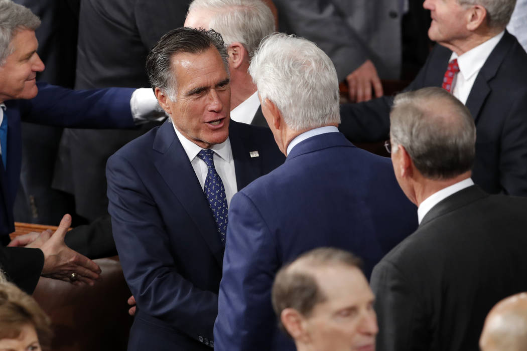El senador Mitt Romney, republicano por Utah, llega antes de que el presidente Donald Trump pro ...