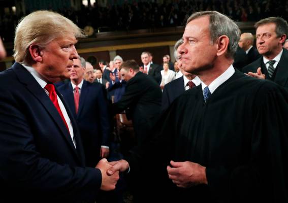 El presidente Donald Trump saluda al presidente del Tribunal Supremo, John Roberts, cuando lleg ...