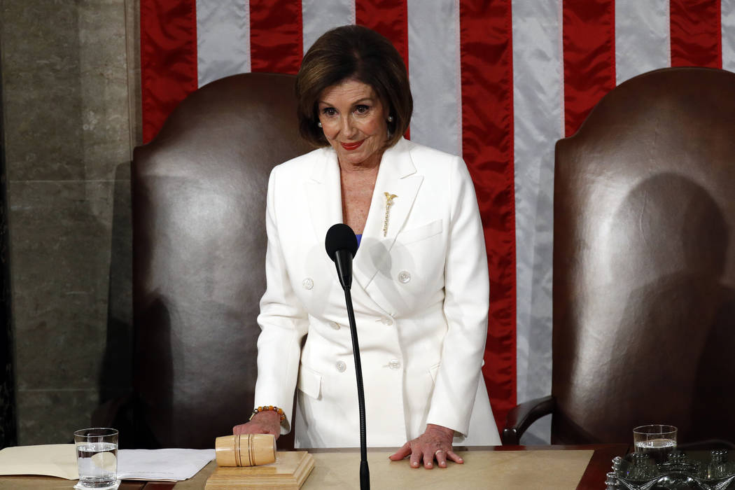 La presidenta de la Cámara de Representantes, Nancy Pelosi de California, espera antes de que ...