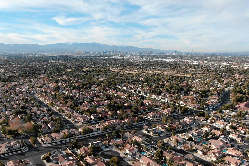 Vista aérea de las casas cerca de Valle Verde Drive en Henderson, Nevada. (Michael Quine/Las V ...