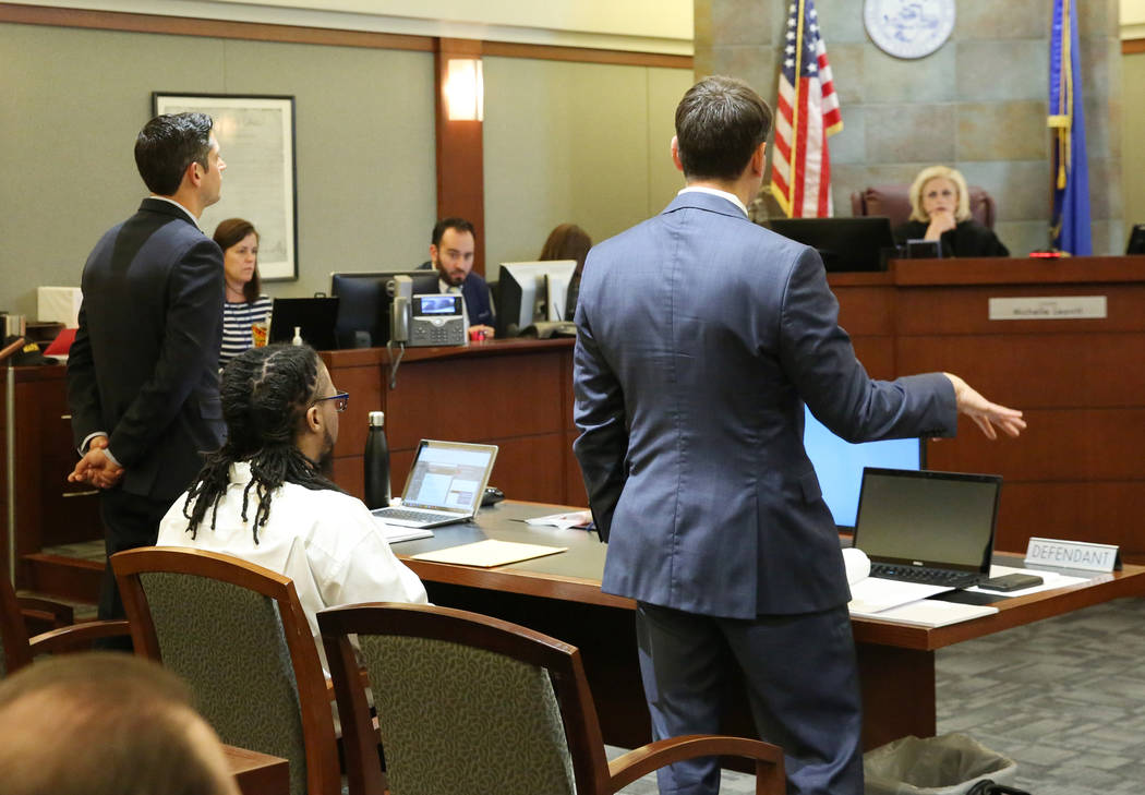 Josh Tomsheck, a la derecha, abogado de Ray Charles Brown, sentado, argumenta ante la jueza MIc ...