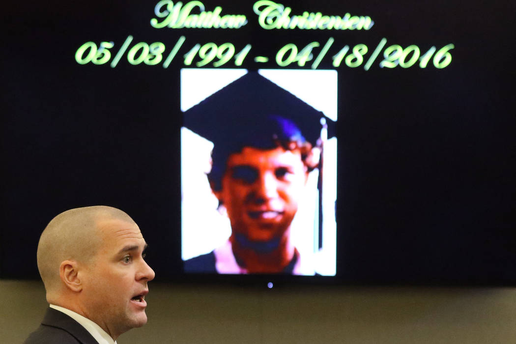 Una fotografía de la víctima de asesinato Matthew Christensen se muestra mientras el fiscal J ...