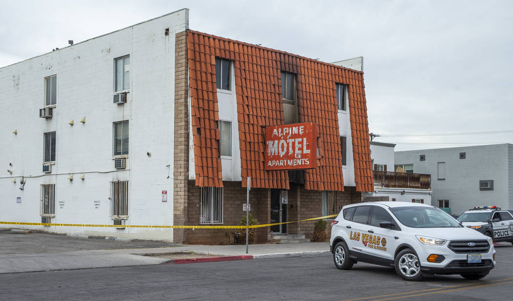 Un vehículo de Bomberos y Rescate de Las Vegas está estacionado fuera de los apartamentos del ...