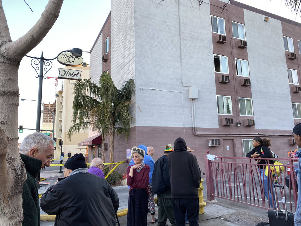 Personas evacuadas del Hotel Bridger Inn, ubicado en 301 N. Bridger St., observan a los bombero ...