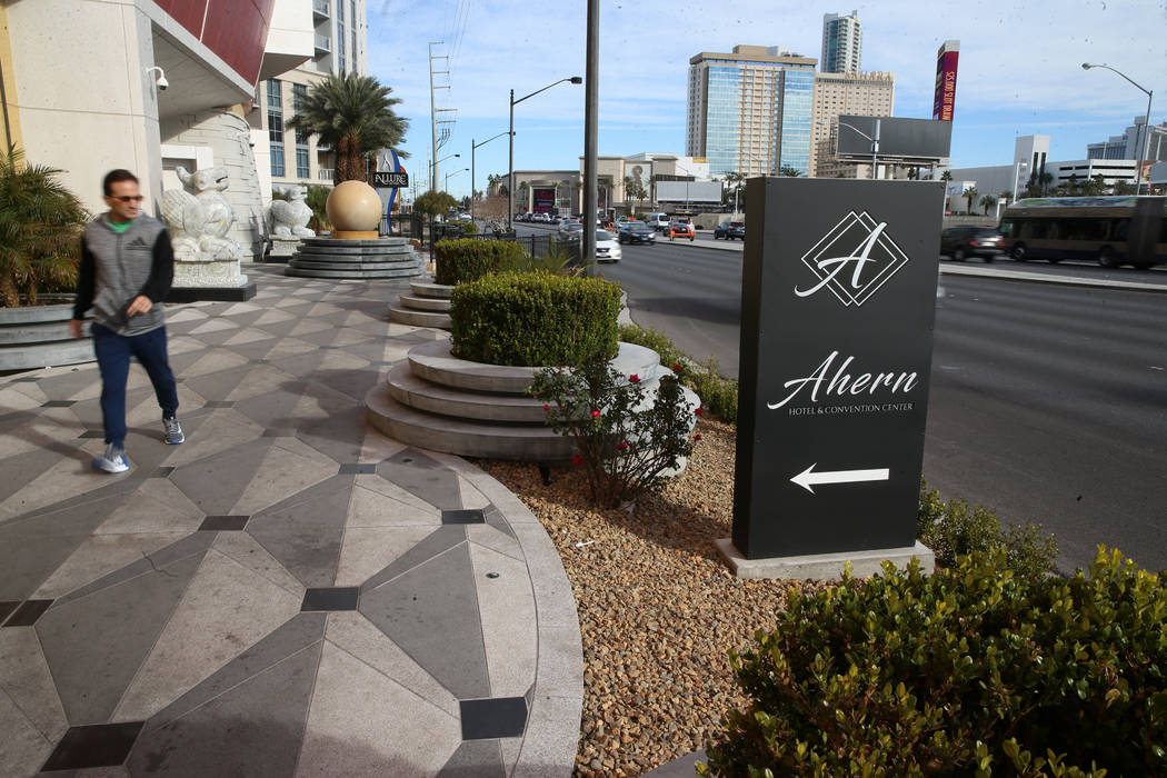 Señalización del Hotel y Centro de Convenciones Ahern, antes el Lucky Dragon, en Las Vegas el ...
