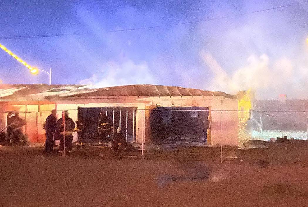 Bomberos de North Las Vegas luchan contra un incendio en 2511 de la calle McCarran alrededor de ...