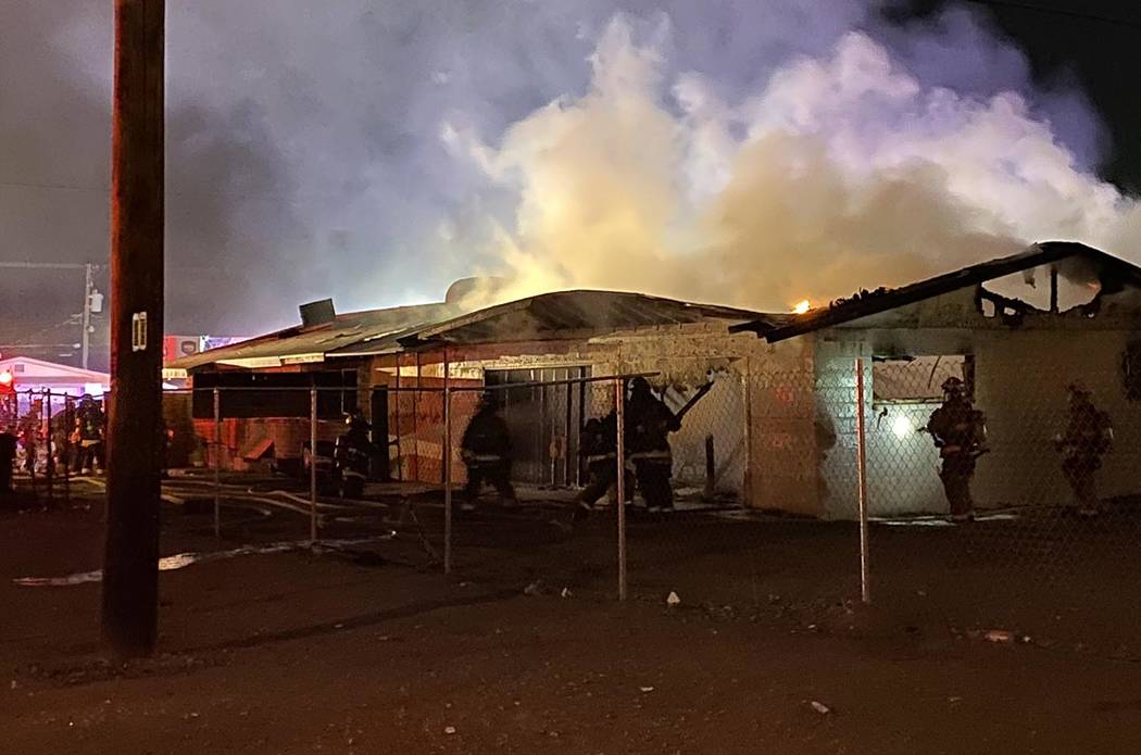 Bomberos de North Las Vegas luchan contra un incendio en 2511 de la calle McCarran alrededor de ...
