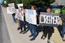 Decenas de estudiantes de la preparatoria Rancho realizaron una manifestación en las inmediaci ...