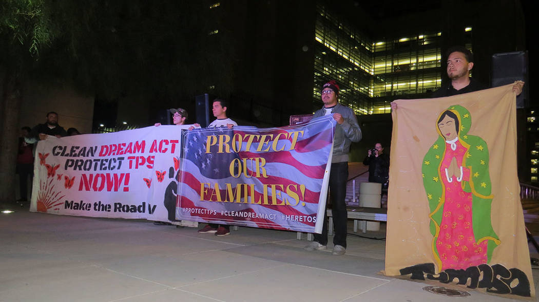 Decenas de personas se manifestaron a favor del Dream Act y del TPS. Miércoles 6 de diciembre ...