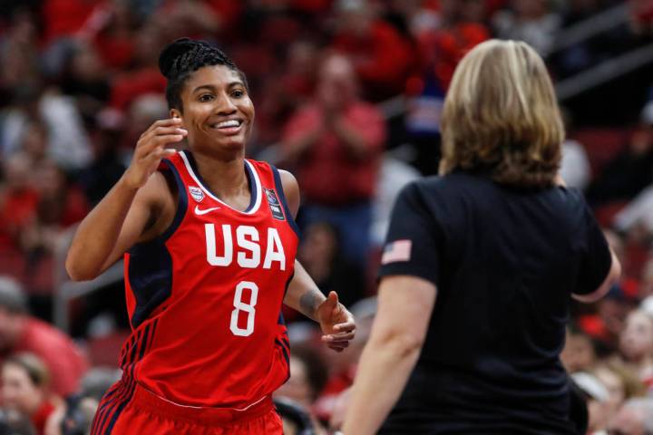 La alera de la Selección Nacional Femenina de EE.UU., Angel McCoughtry (8), sonríe al salir d ...