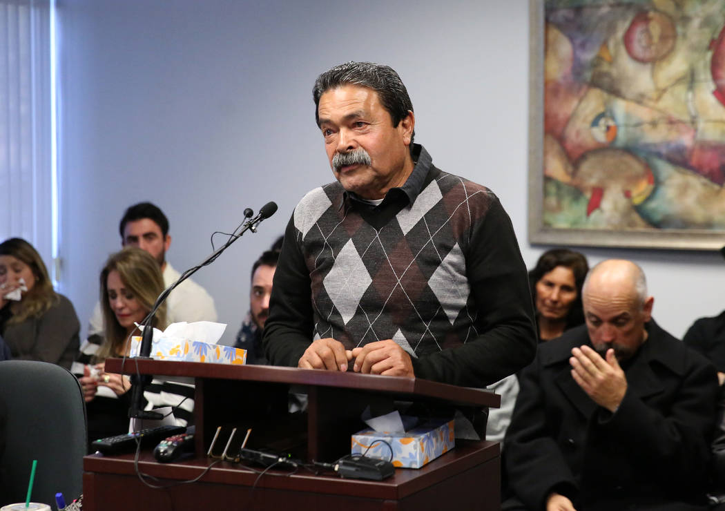 Luis Campos, padre de Luis Campos de 45 años, habla con la junta de libertad condicional oponi ...