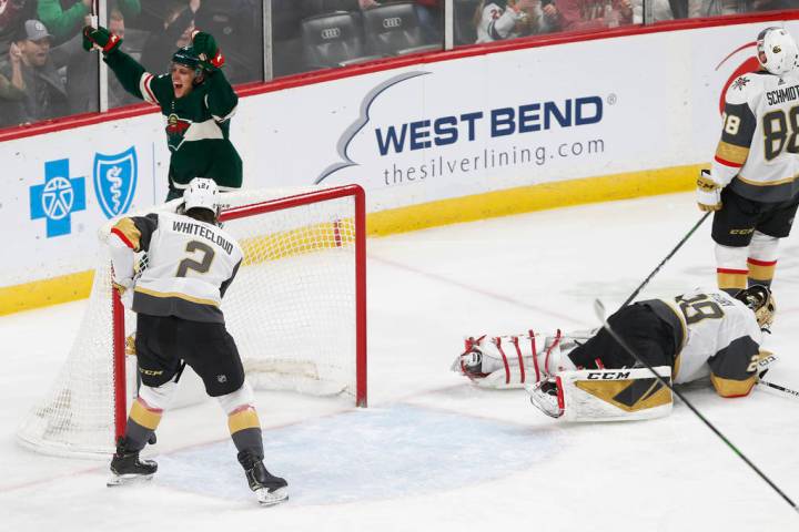 Joel Eriksson Ek de Minnesota Wild, arriba a la izquierda, celebra su gol en el primer tiempo d ...