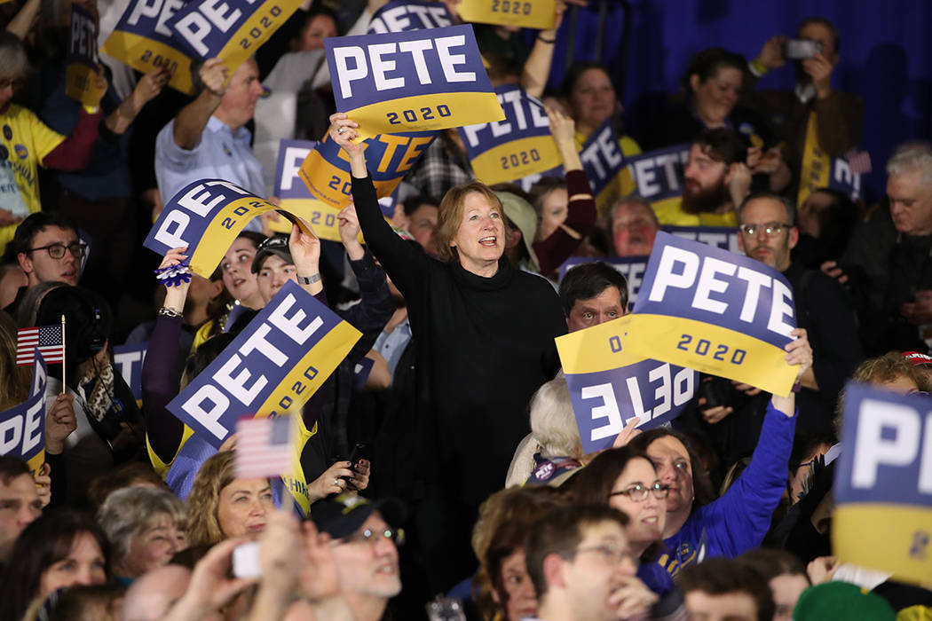 Los partidarios del candidato presidencial demócrata South Bend, Indiana, Pete Buttigieg aplau ...