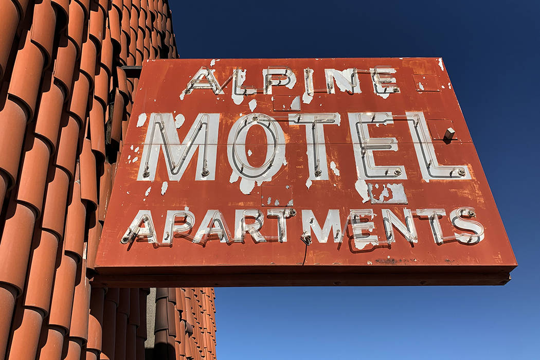 El letrero afuera de los apartamentos del Motel Alpine fotografiado el 9 de enero de 2020, en L ...